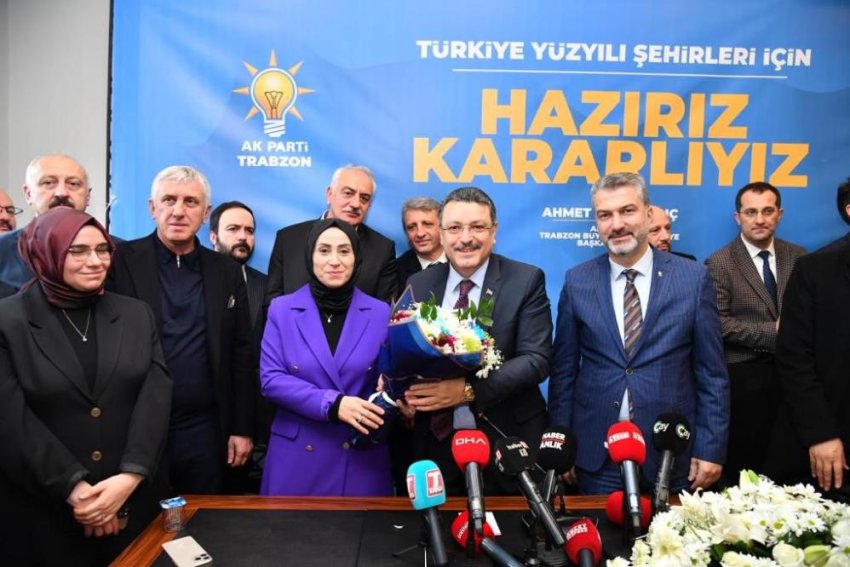 AK Parti'nin Trabzon Büyükşehir Belediye Başkan Adayı Ahmet Metin Genç basının karşısına çıktı