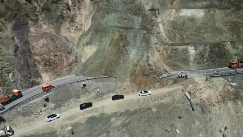 Artvin'in Yusufeli ilçesindeki heyelan sonrası ulaşım kontrollü olarak sağlanıyor