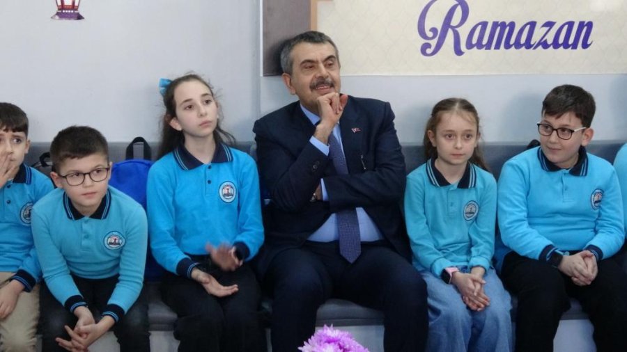 Bakan Tekin, Artvin'de öğrencilerle bir araya geldi