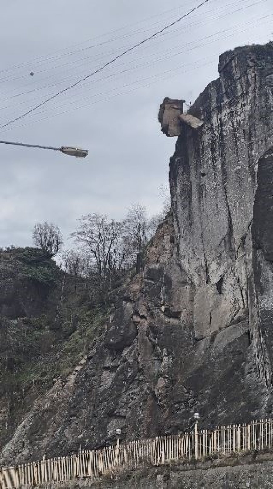 Artvin'de tehlike oluşturan kayalar kontrollü şekilde düşürüldü