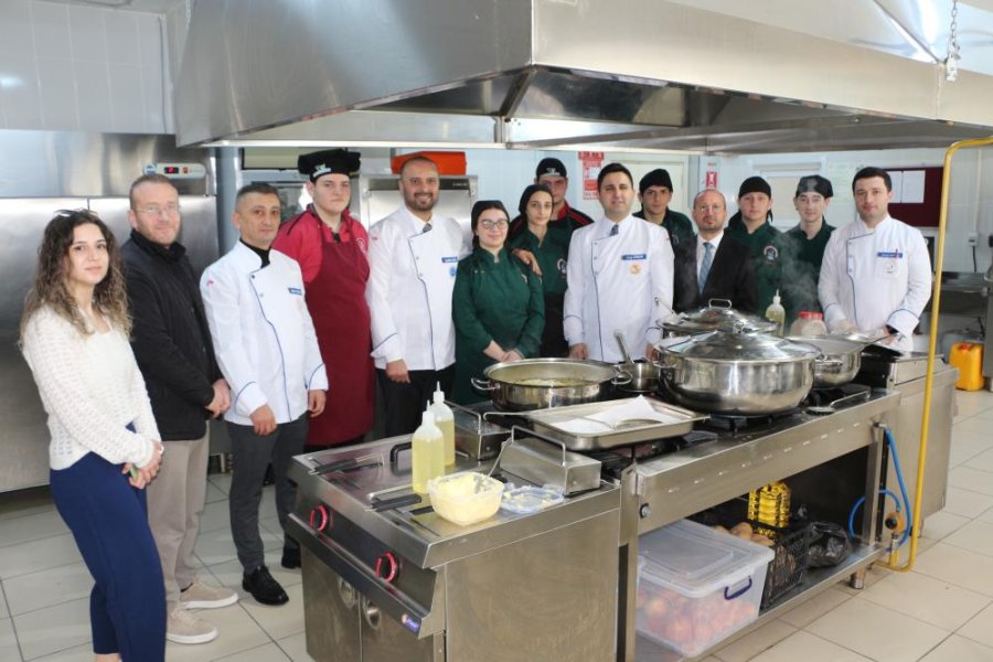 İftar hazırlığı yapamayan muhtaç ailelerin iftarı lise öğrencilerinden