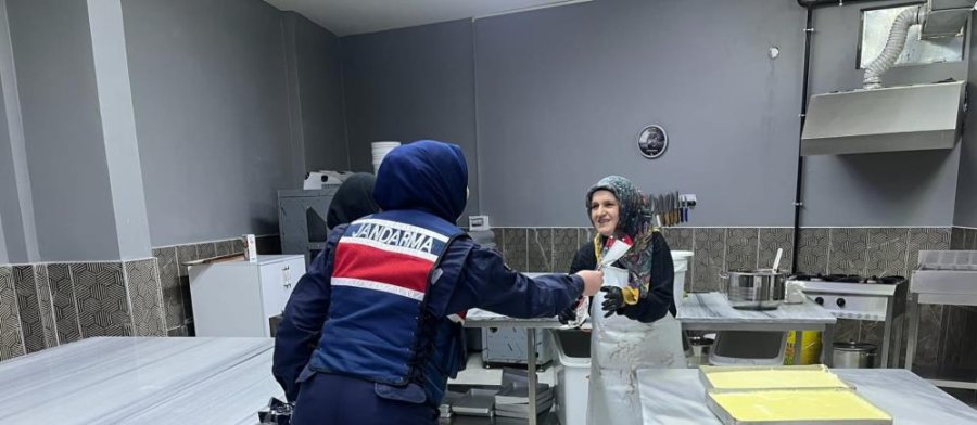 Bayburt jandarması kadın esnaf ve öğretmenlerin kadınlar gününü kutladı