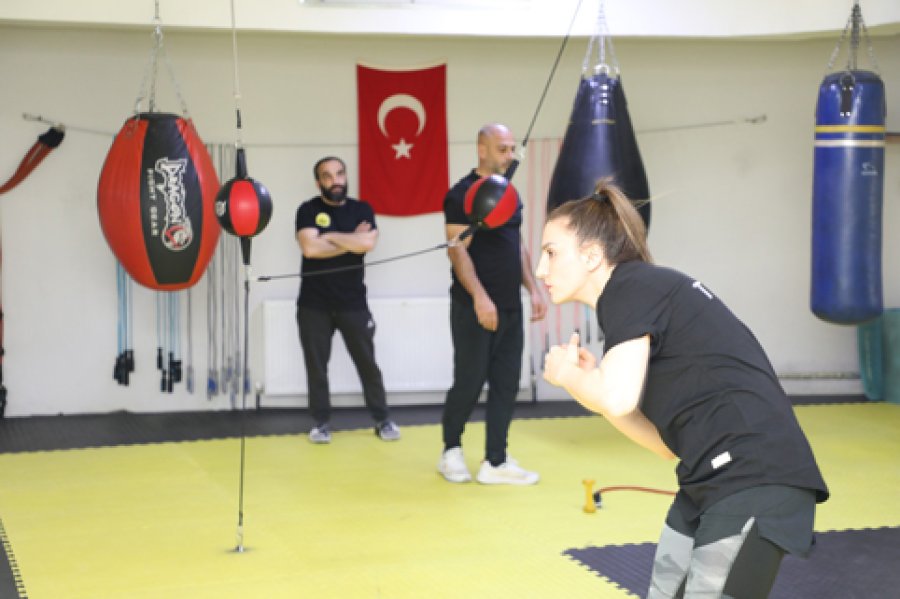 ELİFNUR TURHAN YENİ ZAFERLER İÇİN BAYBUR'TA KAMPTA