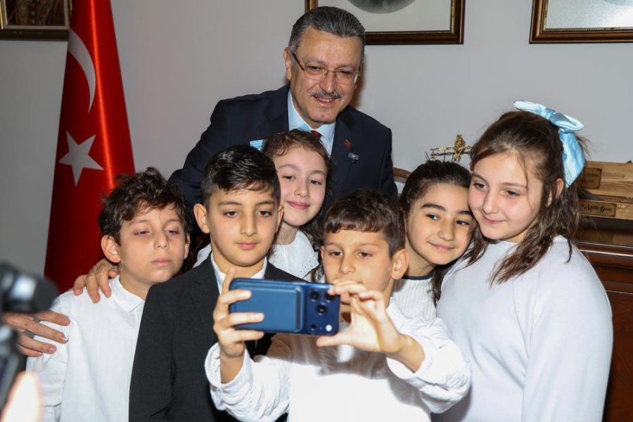 Başkan Genç, koltuğunu minik Hamza'ya devretti