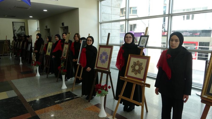 Peygamber Efendimizin künyelerinden oluşan 75 eserlik resim sergisi ilgi gördü