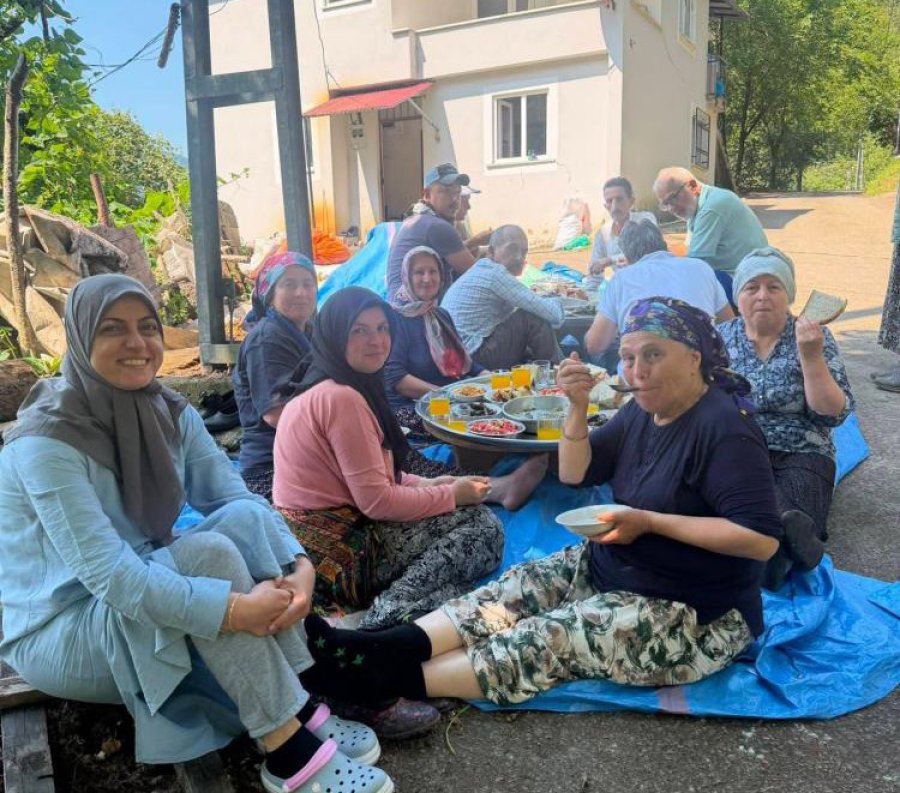 Apar topar İstanbul’a gittiler, yarım kalan fındık hasadını köylüler tamamladı