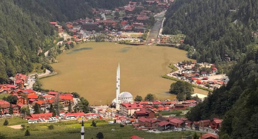 Uzungöl, yağış sonrası kahverengine büründü
