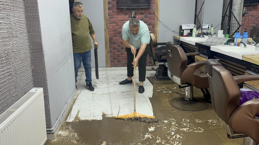 Fatsa'da sağanak yağış hayatı felç etti: Ev ve iş yerlerini su bastı